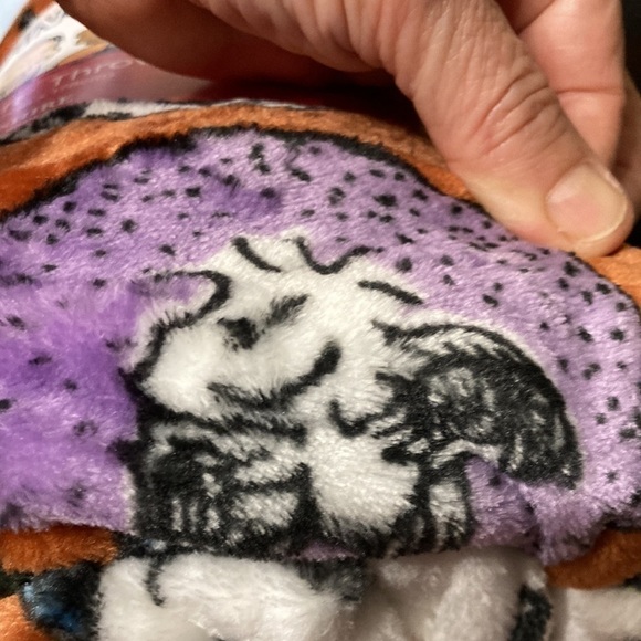 PEANUTS CHARACTERS HALLOWEEN CIRCLES  50 X 70 PLUSH THROW - Picture 10 of 11